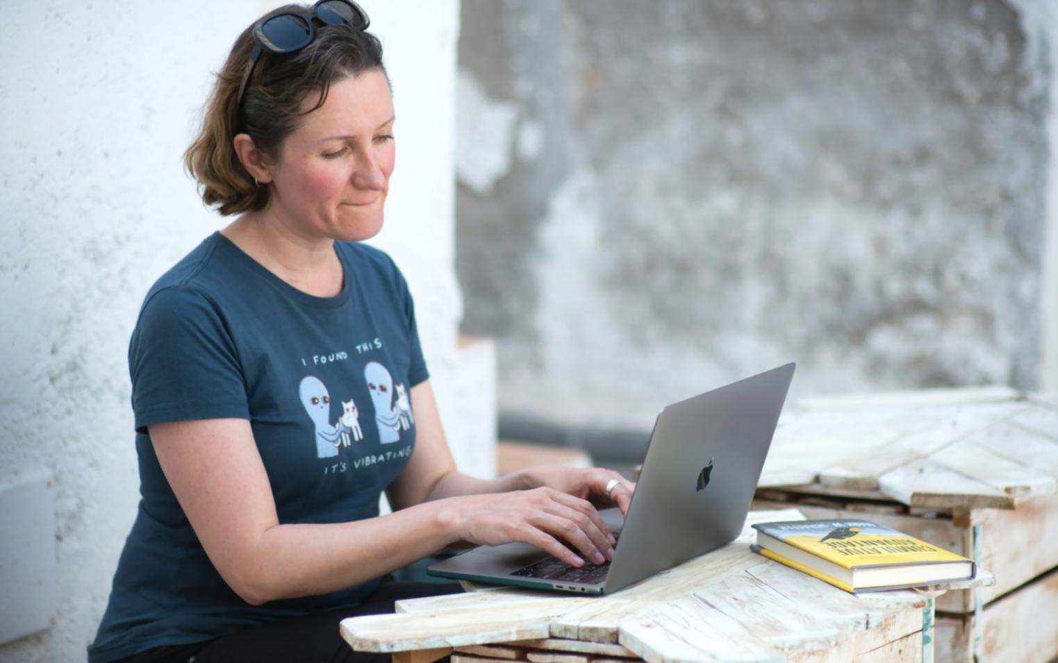 Profesionales del sector digital durante sesión de networking y colaboración